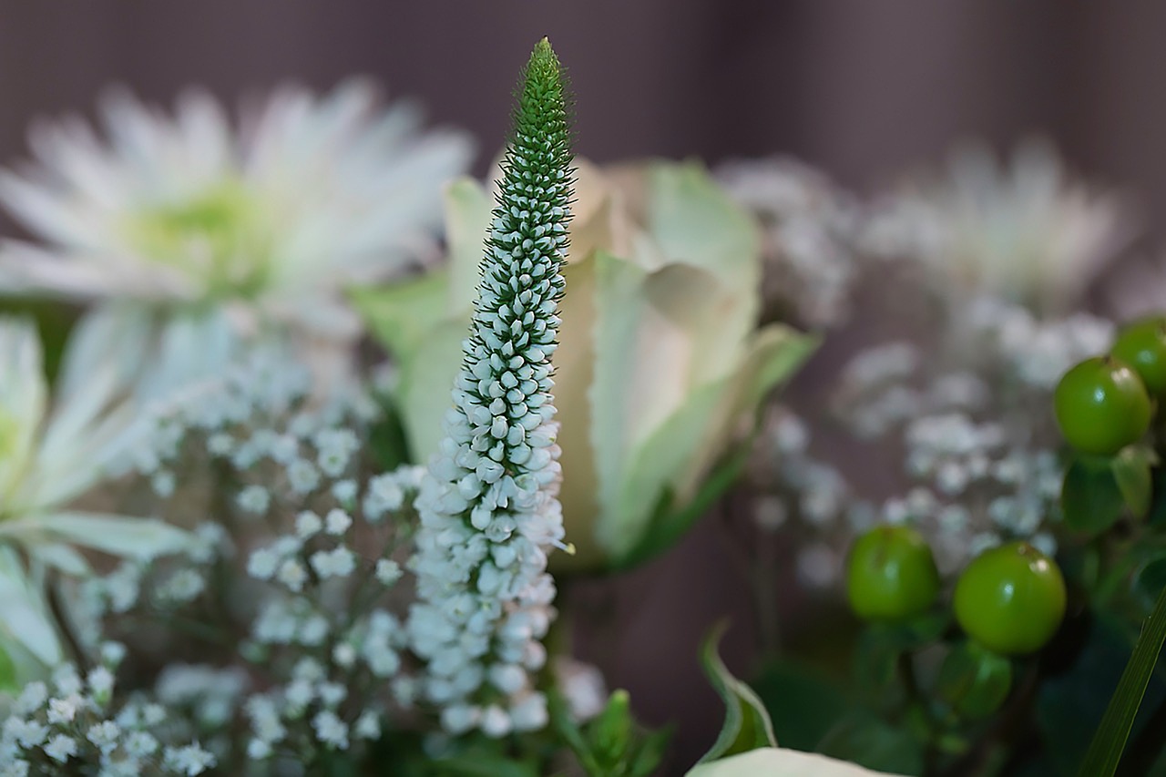 How to Arrange a Stunningly Simple Flower Bouquet